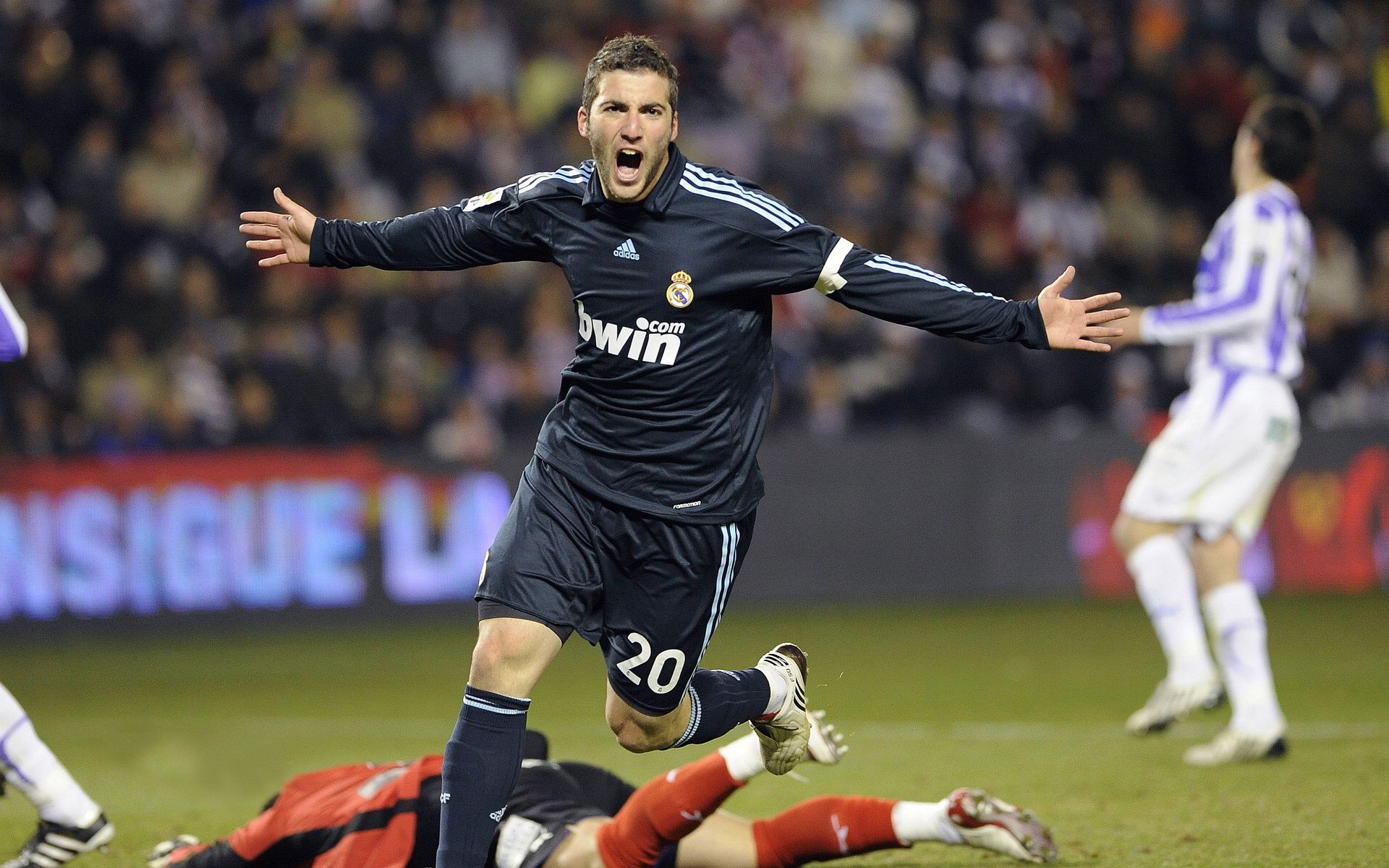 赛道与绿茵场的双重奏鸣,F1新赛季揭幕战之夜,加克波的高光交响